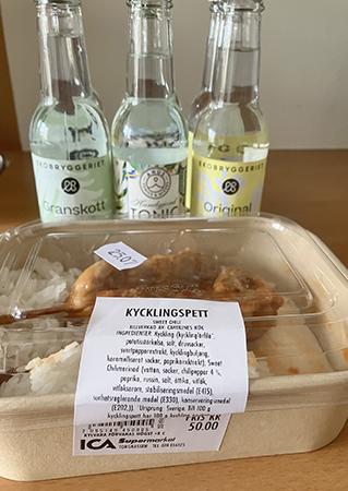 Matlåda med två kycklingspett o ris tonic Matlåda med två kycklingspett o ris tonic