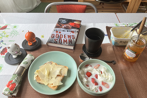 Namnsdagsfrukost med rostat bröd jordgubbar med mjölk o sprejgrädde Hopptisarna o Dödens sömn Namnsdagsfrukost med rostat bröd jordgubbar med mjölk o sprejgrädde Hopptisarna o Dödens sömn
