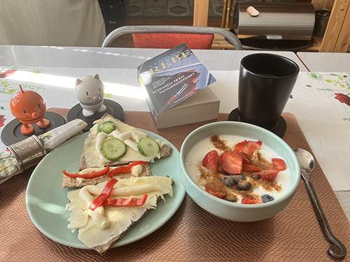 Onsdagsfrukost knäcke o fil m bär Hopptisarna Älskaren från huvudkontoret Onsdagsfrukost knäcke o fil m bär Hopptisarna Älskaren från huvudkontoret