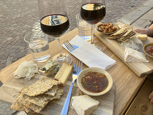 Ostbrickor o rött vin till mig och mitt sällskap på Taps Winebar