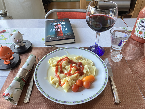 Ostfyllda tortelloni med ostsås o ketchup tomater appassimento Hopptisarna o Bortom lagens gränser