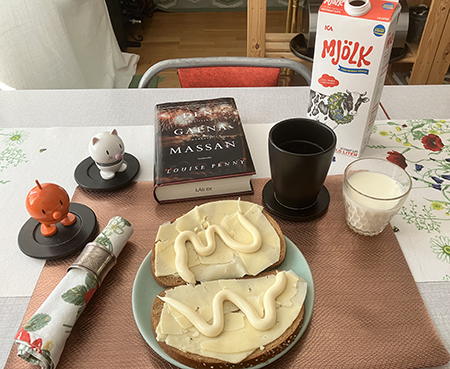 Ostmackor mjölk o kaffe med Hopptisarna o Den galna massan