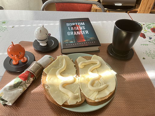 Ostmackor o kaffe söndagsfrukost med Hopptisarna o Bortom lagens gränser Ostmackor o kaffe söndagsfrukost med Hopptisarna o Bortom lagens gränser