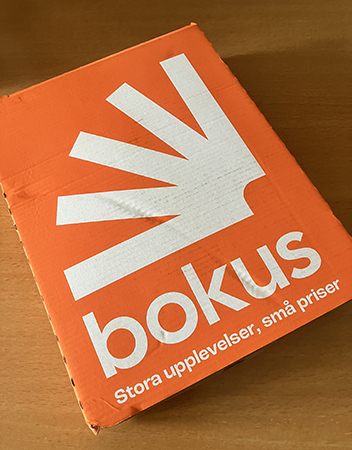 Paket från Bokus med texten Stora upplevelser små priser