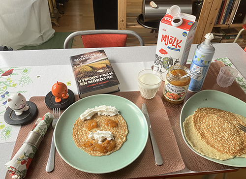 Pannkakor med hjortronsylt o sprejgrädde Hopptisarna Vykort från en mördare Pannkakor med hjortronsylt o sprejgrädde Hopptisarna Vykort från en mördare