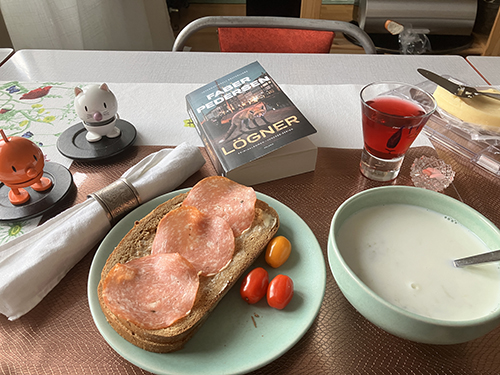 Rabarberkräm med mjölk macka med kalkonsalami Hopptisarna o Lögner Rabarberkräm med mjölk macka med kalkonsalami Hopptisarna o Lögner