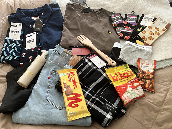 Skjorta tischa strumpor underkläder jeans pyjamasbyxor trägaffel schampo godis nötter Thuns