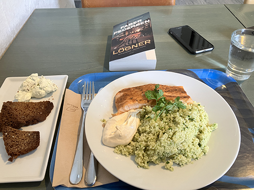 Slottslunch lax med bulgur bröd färskost och Lögner