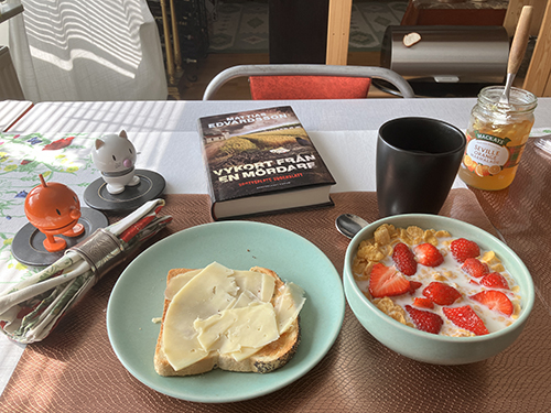 Söndagsfrukost rostat bröd flingor o jordgubbar m mjölk Vykort från en mördare Söndagsfrukost rostat bröd flingor o jordgubbar m mjölk Vykort från en mördare