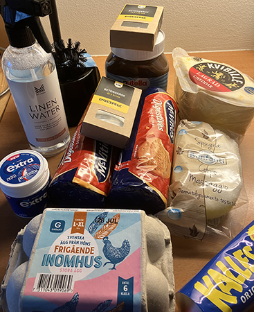 Söndagshandling toaborste linnevatten betongkrokar digestive ost ägg kaviar tuggummi Nutella duschsvamp Söndagshandling toaborste linnevatten betongkrokar digestive ost ägg kaviar tuggummi Nutella duschsvamp