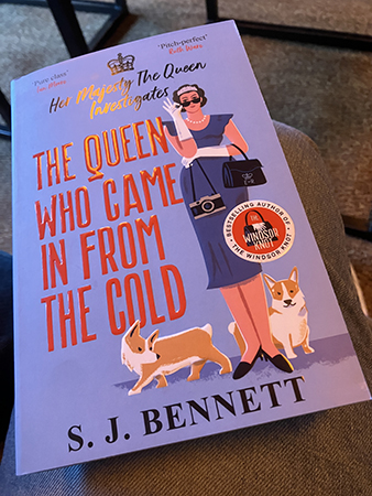 The Queen who came in from the cold av S J Bennett köpt på English Bookshop