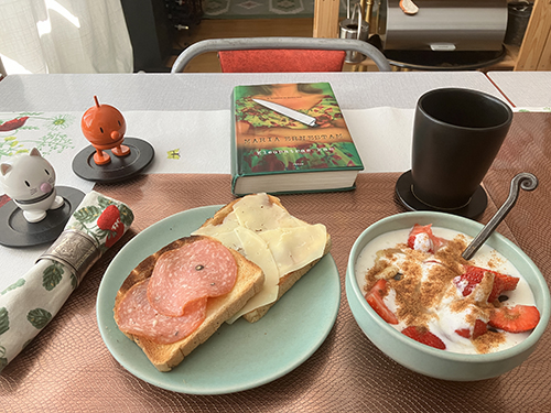 Torsdagsfrukost med Hopptisarna Kleopatras kam fil med bär o rostat bröd