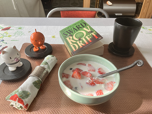 Torsdagsfrukost med Hopptisarna o Rovdrift jordgubbar med mjölk Torsdagsfrukost med Hopptisarna o Rovdrift jordgubbar med mjölk