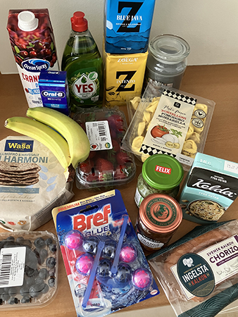 Tranbärsdryck diskmedel kaffe ljus tandkräm bananer bär pasta sås knäcke marmelad bostongurka kalkonchorizo o spolgrejor