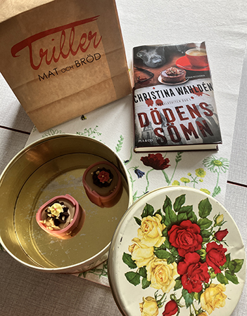 Två Noisette från Triller i blomburk på köksbordet o boken Dödens sömn