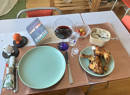 Uppdukat med majskycklingklubbor krämig potatissallad vin Hopptisarna o Genom eld