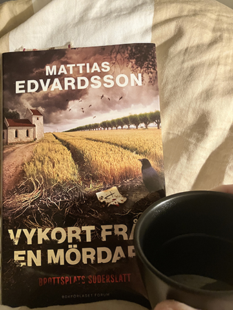 Vykort från en mördare o kaffe på sängen i senapsmugg