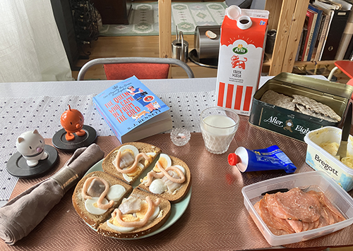 Äggmackor med sill o kaviar knäcke kalkonsalami Hopptisarna The Queen who came in from the cold Äggmackor med sill o kaviar knäcke kalkonsalami Hopptisarna The Queen who came in from the cold