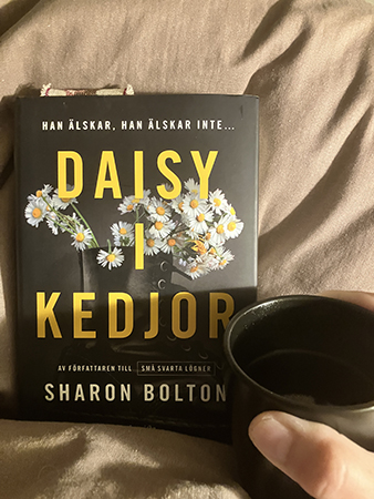 Daisy i kedjor och kaffe på sängen Daisy i kedjor och kaffe på sängen
