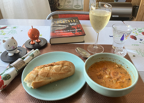 Fisksoppa o vitlöksbaguette chardonnay Hopptisarna o Skuggjägaren Fisksoppa o vitlöksbaguette chardonnay Hopptisarna o Skuggjägaren