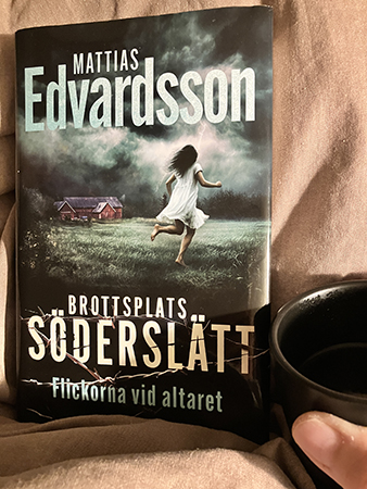 Flickorna vid altaret och kaffe på sängen