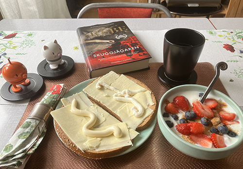 Fredagsfrukost med Hopptisarna brunt bröd med ost fil med bär Skuggjägaren Fredagsfrukost med Hopptisarna brunt bröd med ost fil med bär Skuggjägaren