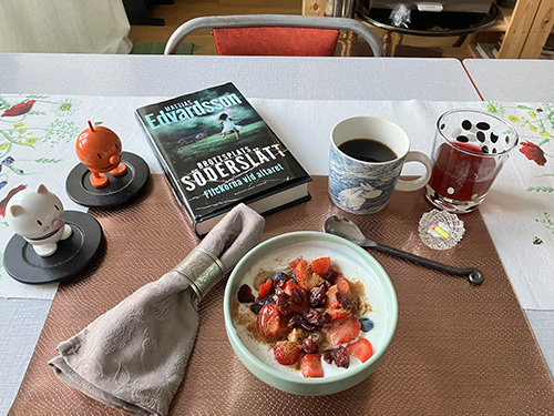 Fredagsfrukost med Hopptisarna o Flickorna vid altaret fil med bär medicin kaffe Fredagsfrukost med Hopptisarna o Flickorna vid altaret fil med bär medicin kaffe
