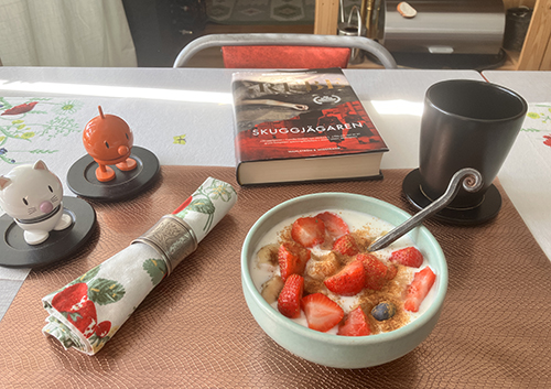 Frukost med Hopptisarna o Skuggjägaren o fil med jordgubbar blåbär o banan