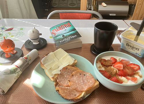 Frukost med Hopptisarna Vitnatten rostat bröd o fil med banan o bär