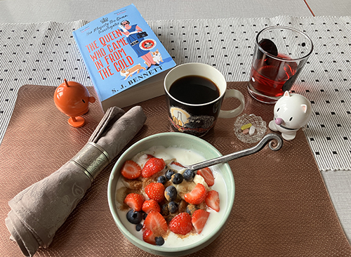 Frukostfil med bär Hopptisarna o The Queen who came in from the cold Frukostfil med bär Hopptisarna o The Queen who came in from the cold