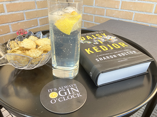 Gin oclock på balkongen med chips o Daisy i kedjor Gin oclock på balkongen med chips o Daisy i kedjor