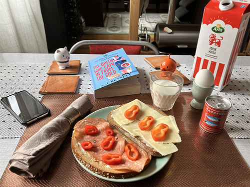 Hemmalunch mackor m kalkonsalami o ost spetspaprika ägg mjölk Hopptisarna o The Queen who came in from the cold Hemmalunch mackor m kalkonsalami o ost spetspaprika ägg mjölk Hopptisarna o The Queen who came in from the cold