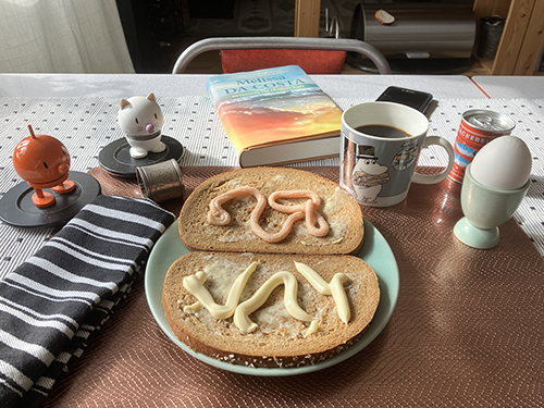 Hemmalunch mackor med mjukost o kaviar ägg kaffe Hopptisarna o Kvinnorna vid världens ände