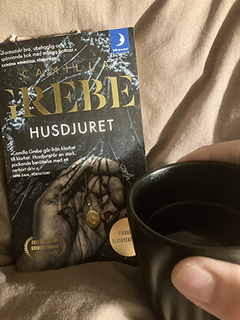 Husdjuret och kaffe på sängen Husdjuret och kaffe på sängen
