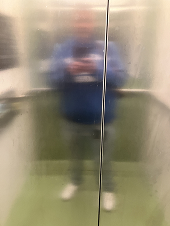 I hissen på jobbet spegelbild i dörren med tröja på I hissen på jobbet spegelbild i dörren med tröja på