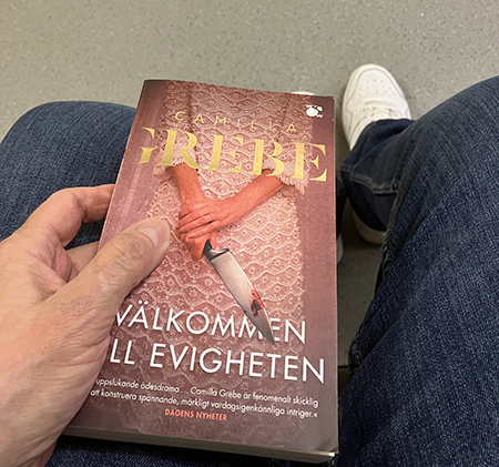 I väntrummet med boken Välkommen till evigheten
