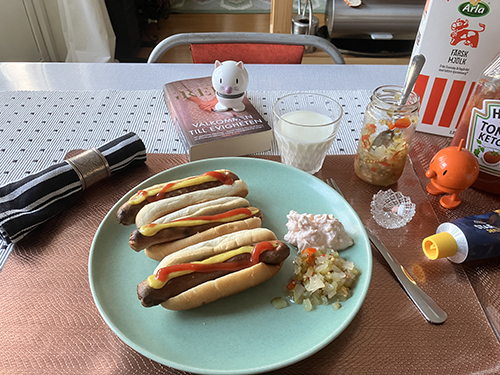 Kalkon- o kycklingkorv med bröd räksallad Annas bostongurka Hopptisarna Välkommen till evigheten