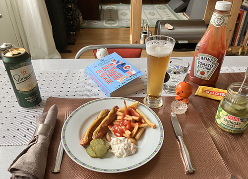 Kalkonkorv med pommes räksallad smörgåsgurka öl Hopptisarna o The Queen who came in from the cold