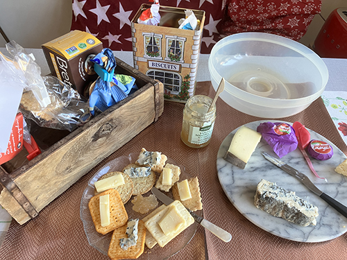 Kex och ost och en cloche av plast