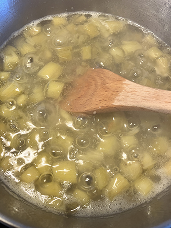 Kokar rabarberkräm med trägaffel