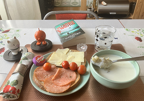 Kvällsmat med Hopptisarna och Vitnatten rabarberkräm m mjölk mackor tomater o BabyBelost Kvällsmat med Hopptisarna och Vitnatten rabarberkräm m mjölk mackor tomater o BabyBelost