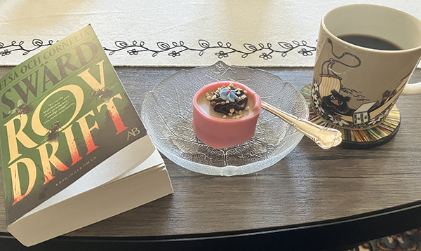 Lördagsfika vid vardagsrumsbordet med Rovdrift och Noisette