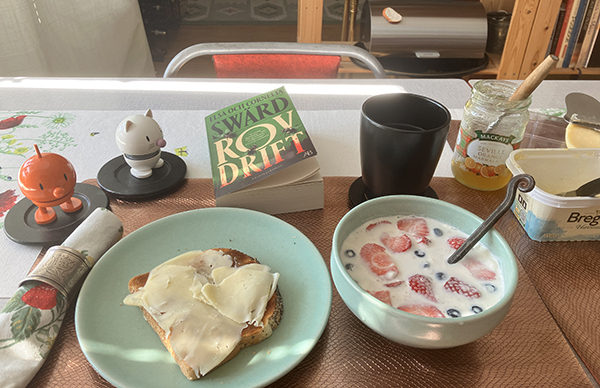 Lördagsfrukost med Hopptisarna o Rovdrift rostat bröd bär o mjölk