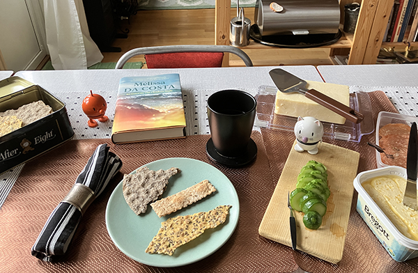 Lördagsfrukost med knäcke ost kalkonsalami saltgurka Hopptisarna o Kvinnorna vid världens ände Lördagsfrukost med knäcke ost kalkonsalami saltgurka Hopptisarna o Kvinnorna vid världens ände