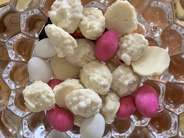 Lördagsgodis vita chokladtoppar med kokos och nougatägg