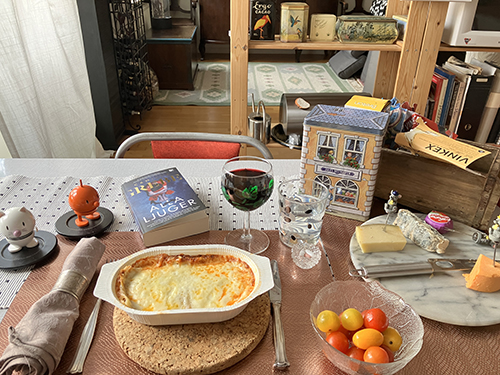 Lördagsmiddag med Hopptisarna Alla ljuger kycklinglasagne ost kex och vin kvällsmedicin Lördagsmiddag med Hopptisarna Alla ljuger kycklinglasagne ost kex och vin kvällsmedicin