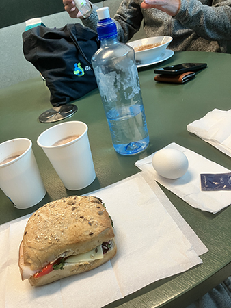 Lunch med Stora A macka o ägg varm choklad Lunch med Stora A macka o ägg varm choklad