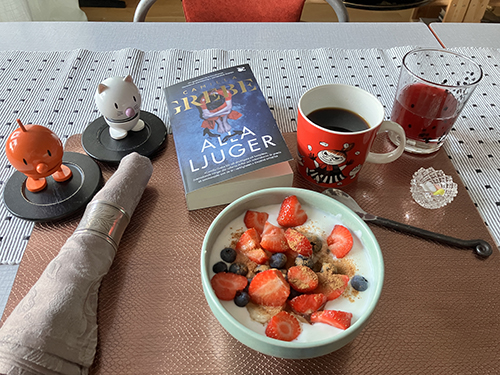Måndagsfrukost med Hopptisarna Alla ljuger fil med bär kaffe medicin Pro Viva Måndagsfrukost med Hopptisarna Alla ljuger fil med bär kaffe medicin Pro Viva