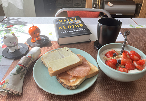 Måndagsfrukost med Hopptisarna Daisy i kedjor rostat bröd o fil med bär Måndagsfrukost med Hopptisarna Daisy i kedjor rostat bröd o fil med bär