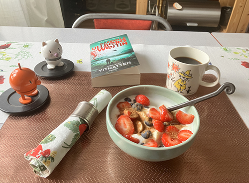 Måndagsfrukost med Hopptisarna o Vitnatten fil med jordgubbar blåbär o banan Måndagsfrukost med Hopptisarna o Vitnatten fil med jordgubbar blåbär o banan